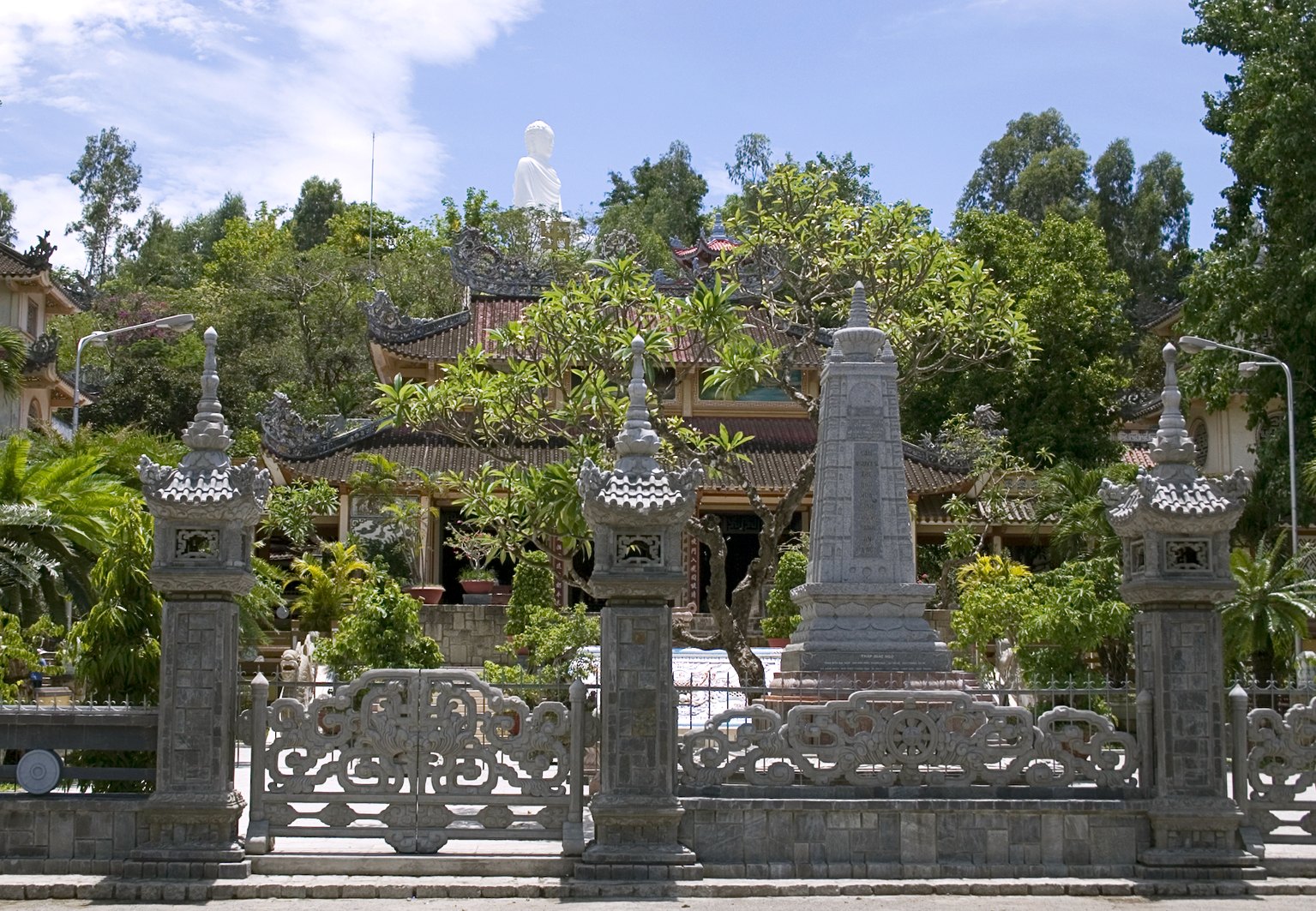 Tượng Phật Trắng tại chùa Long Sơn Nha Trang