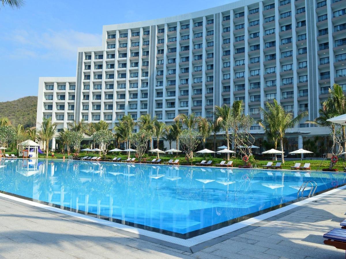 Hồ bơi ngoài trời của khu nghỉ dưỡng