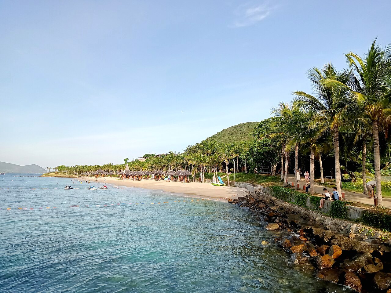 5 bãi biển Nha Trang phù hợp cho gia đình có trẻ nhỏ